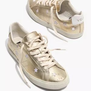 Madewell × Veja™ Esplar Low Sneakers in Star-
Embroidered Gold Leather